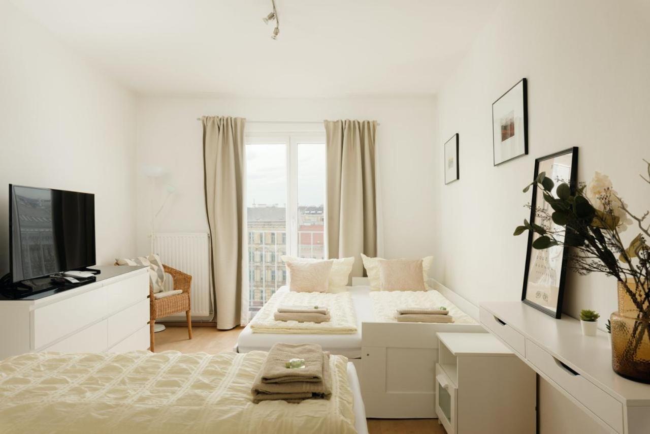 Apartment Zentral Direkt An U-Bahn Station Wina Bagian luar foto