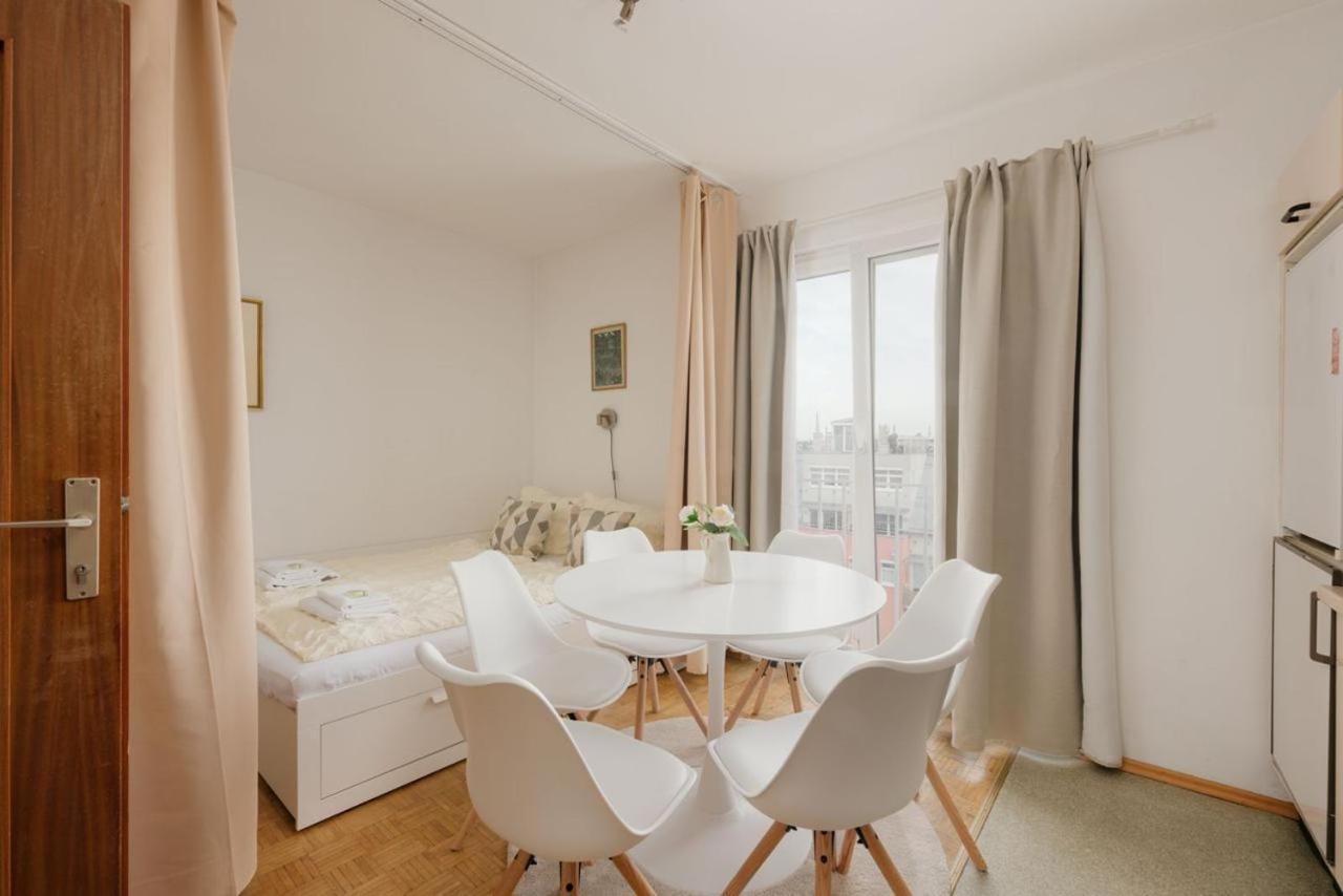 Apartment Zentral Direkt An U-Bahn Station Wina Bagian luar foto